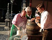 Friedensengelfest 2019: Anstich mit einigen Schlägen am 25.07.2019 durch Dr. Thomas Zimmermann (©Foto: Martin Schmitz)